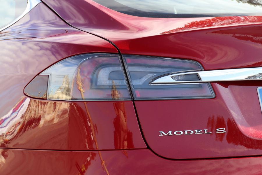 Детали экстерьера Tesla Model S 75D 2016 года  (WW) (фото 11 из 15)